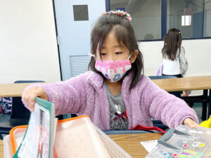日本語みなと学園幼稚部で朝の支度